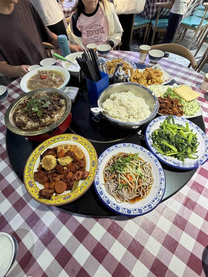 今天中午，我们西安旅游团，在内蒙古呼和浩特参观完将军衙署后，中午，在厂汉板的东北