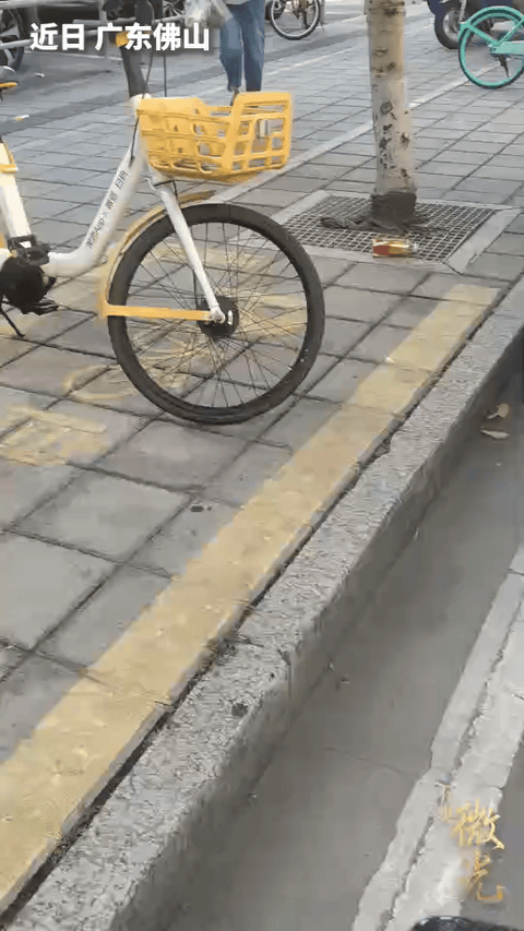 广东佛山，小哥跑单送外卖途中遇到一阿婆问路，将其送到目的地又送到原点后，便又去送