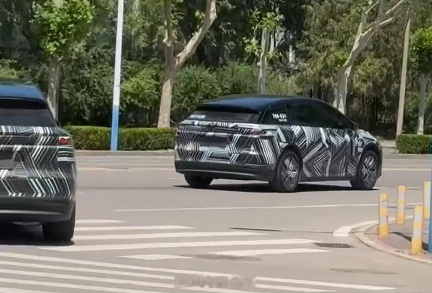网传理想 i6 纯电 SUV 新谍照。该车采用了与理想 i8 同款设计语言。从产