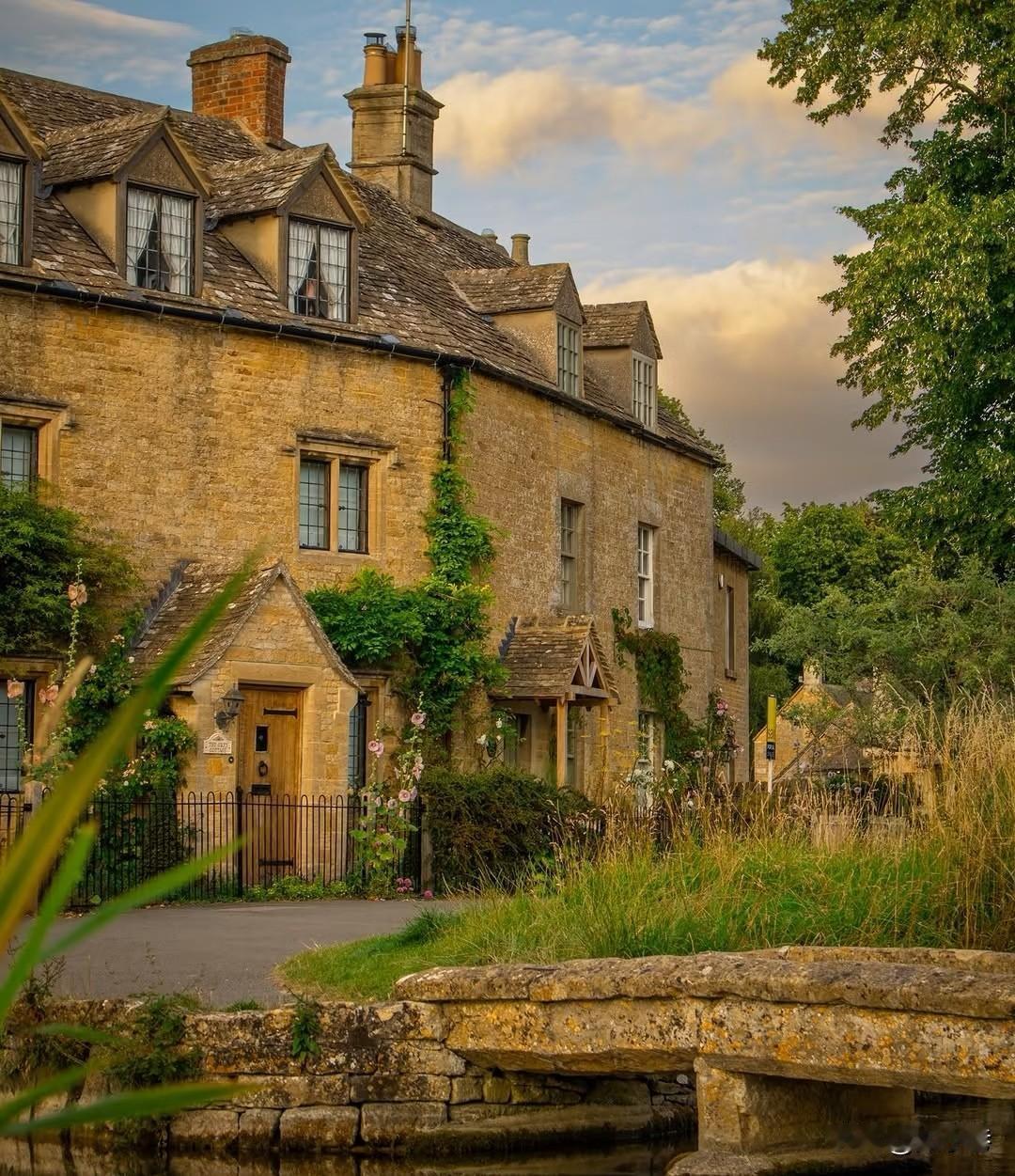 英国科茨沃尔德。其实就连住在这里的老钱们，也没想到，为什么这么多人会对他们的家如