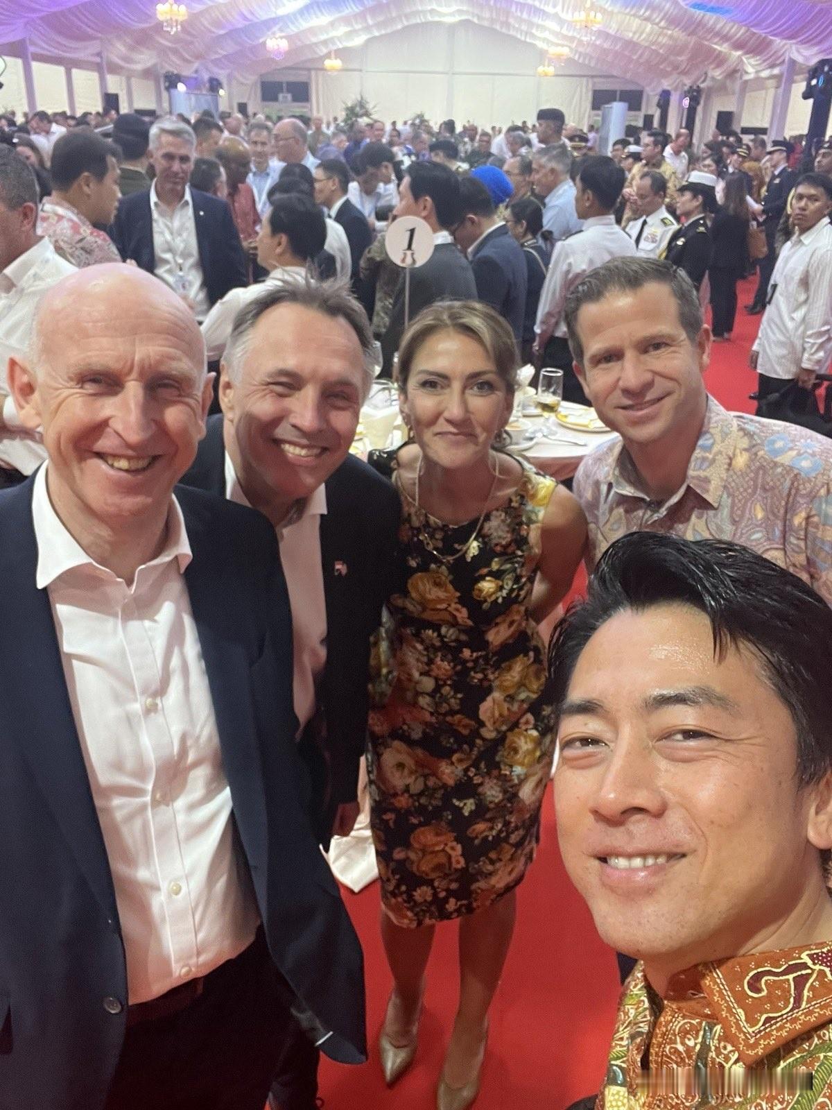 国防部长聚餐，总统府的饭很简单。新加坡总统尚达曼设宴招待参加香格里拉对话会的各国