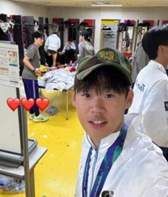 韩国年轻球员获得亚运会男足冠军后，得意忘形，欢呼终于不用去军队了。这样的行为把夺