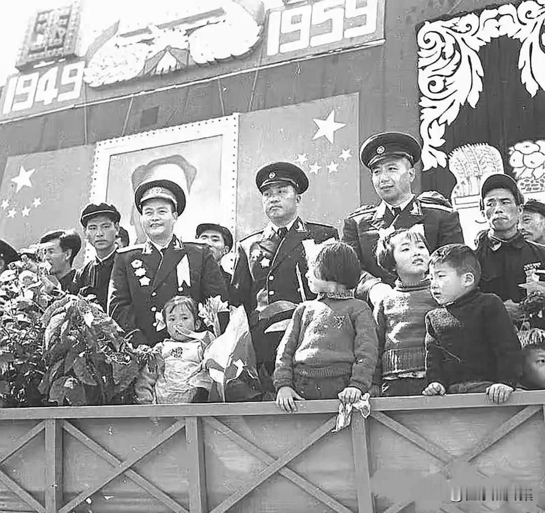1959年10月1日拍，吉林省通化市庆祝国庆10周年大会中，时任38军军长刘贤权