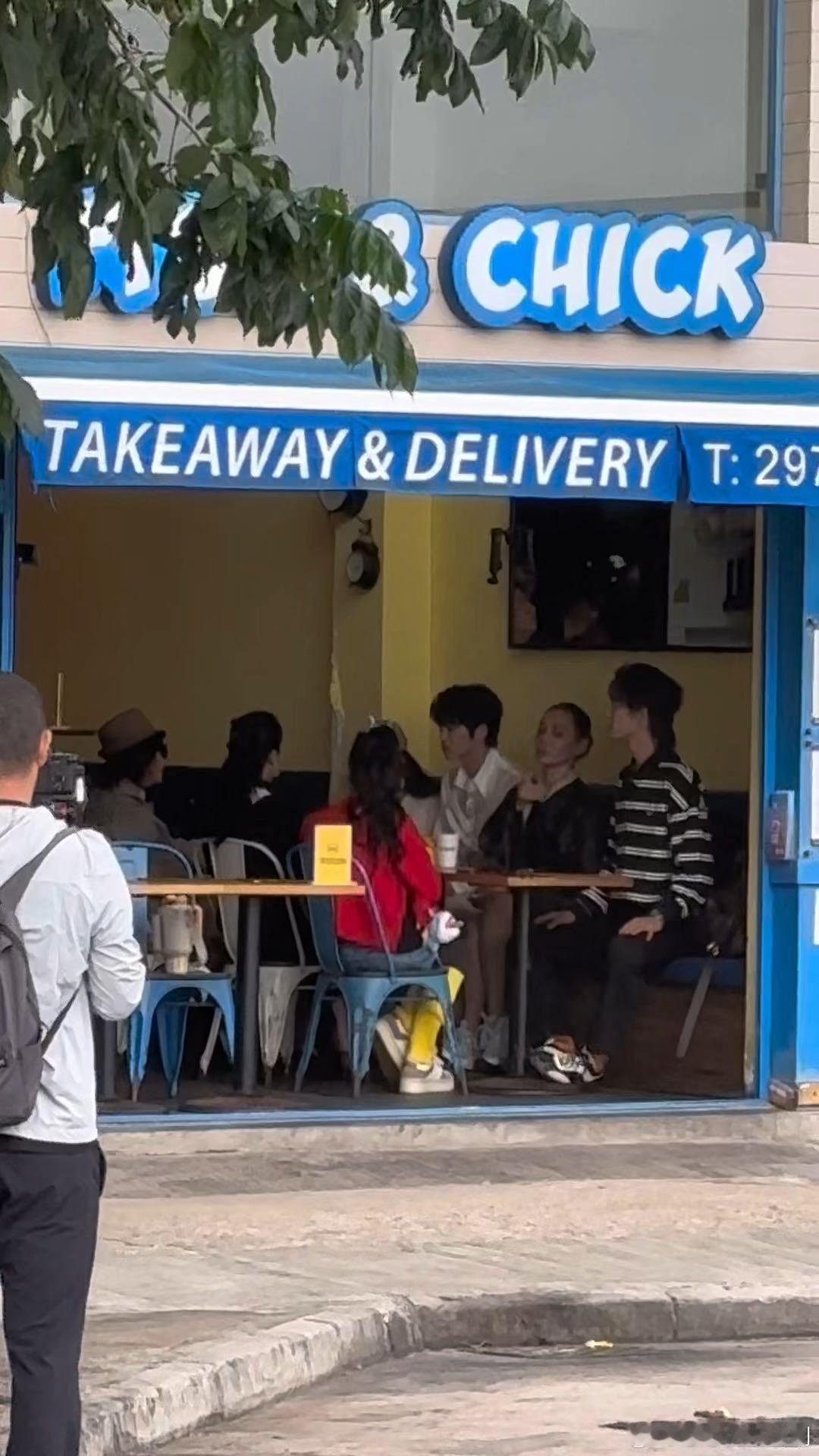 宁静隔了一条马路就饭撒 宁静隔了一条马路就饭撒！《一路繁花2》在香港录，她吃饭时