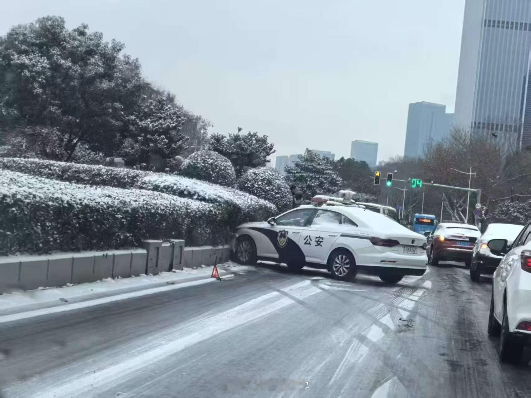 早安今天很多地方都下了大雪，路上全是追尾大家开车一定一定要小心
