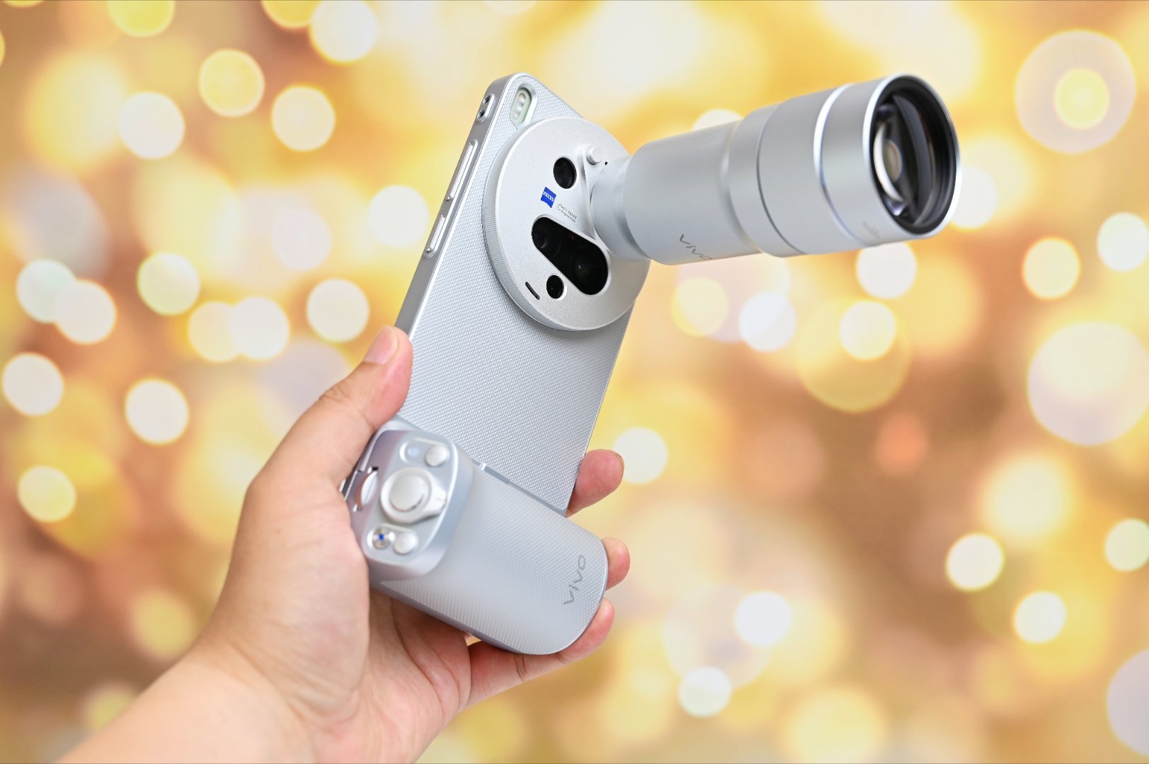 女孩抢Pocket4看五月天演唱会光有Pocket4可不行，还得带上vivo X