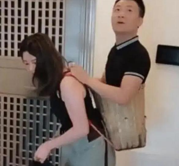 上海，一男子与女友分手，心中不甘，后见女友另寻新欢，难以释怀，竟持刀翻窗进入女友