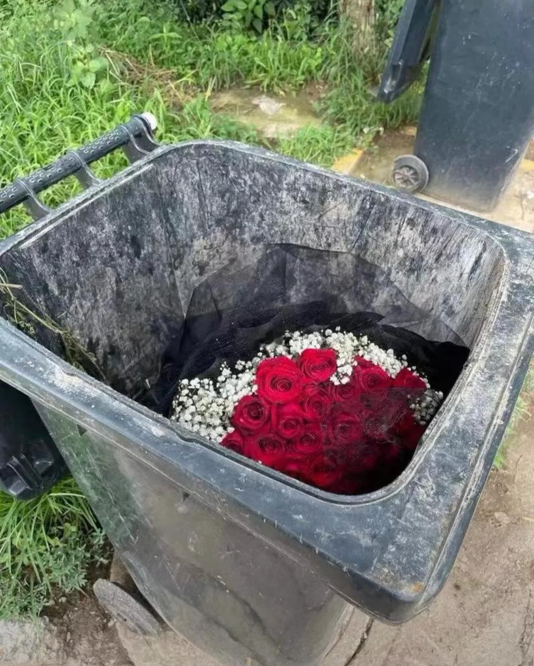 跟前妻离婚八年了，去年在街上偶遇，看到她在翻垃圾桶，心中尽是感慨。当年那么相爱的