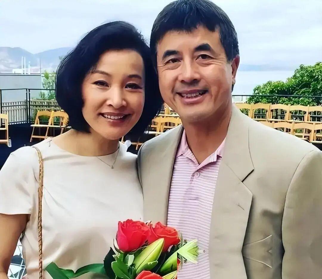 拿着美国护照，却把老公和两个亲生女儿全留在了国外，自己一个人拖着行李箱跑回上海独