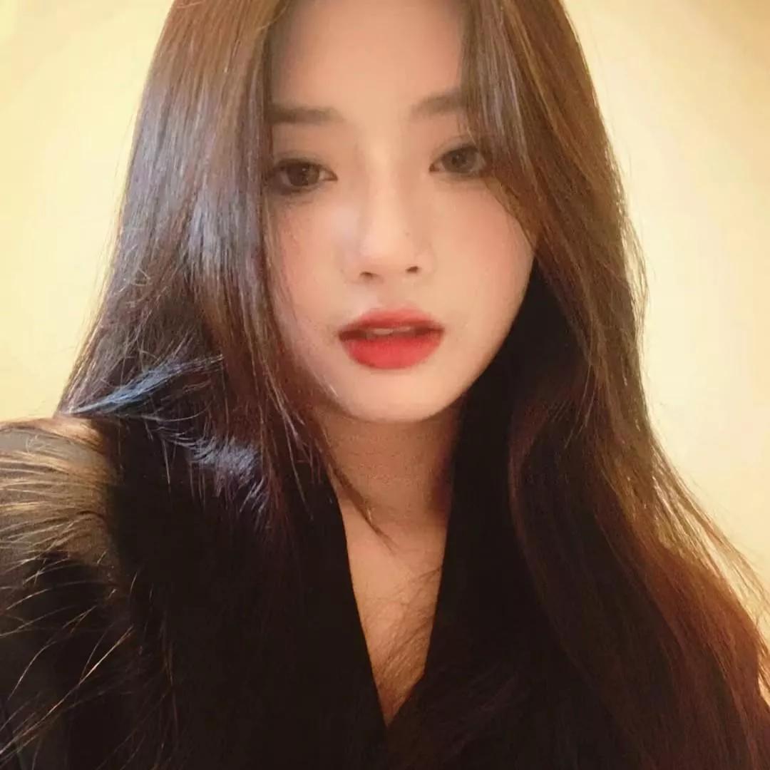 温柔甜美的气质，红唇与长发相得益彰，宛如冬日里的暖阳。黑发红唇女神 温婉长发少女