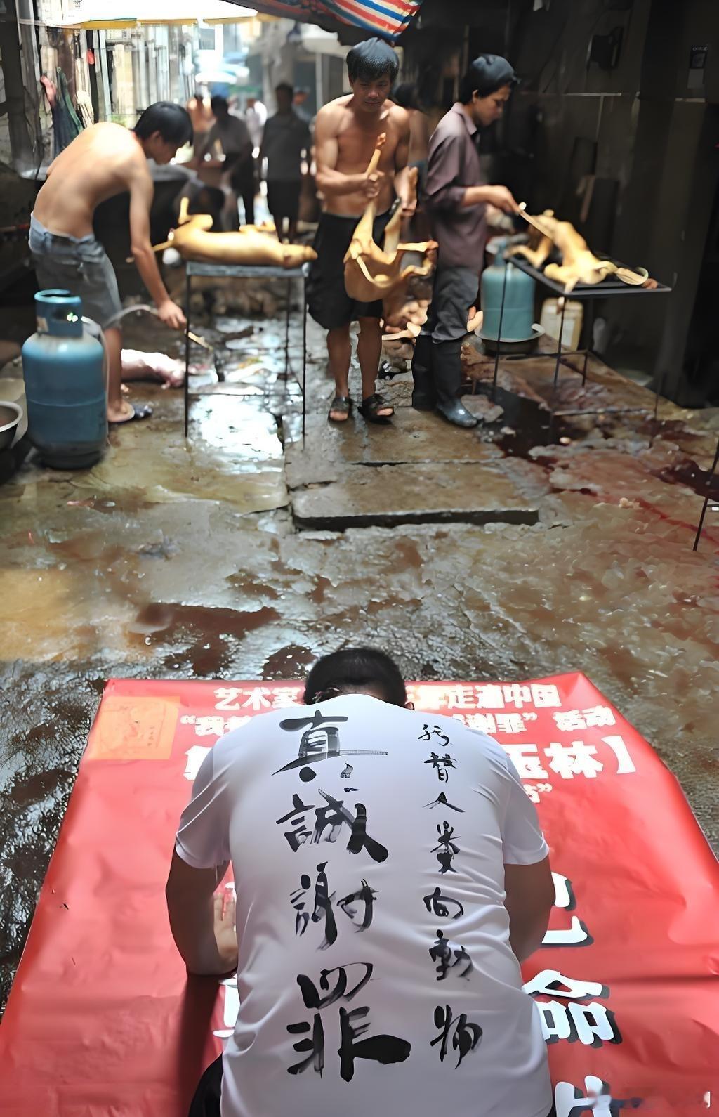 广西玉林，爱狗人士替人类下跪谢罪。[汗] 