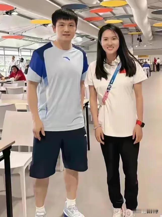 樊振东和陈若琳在奥运村食堂偶遇！一个是一个是乒乓冠军，一个是跳水冠军教练，他们彼