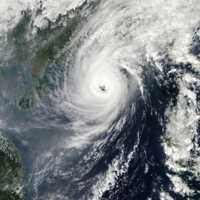 第6号台风"蔷薇"横扫日本，羽田机场取消850架次航班，3万余人滞留，人在旅途，