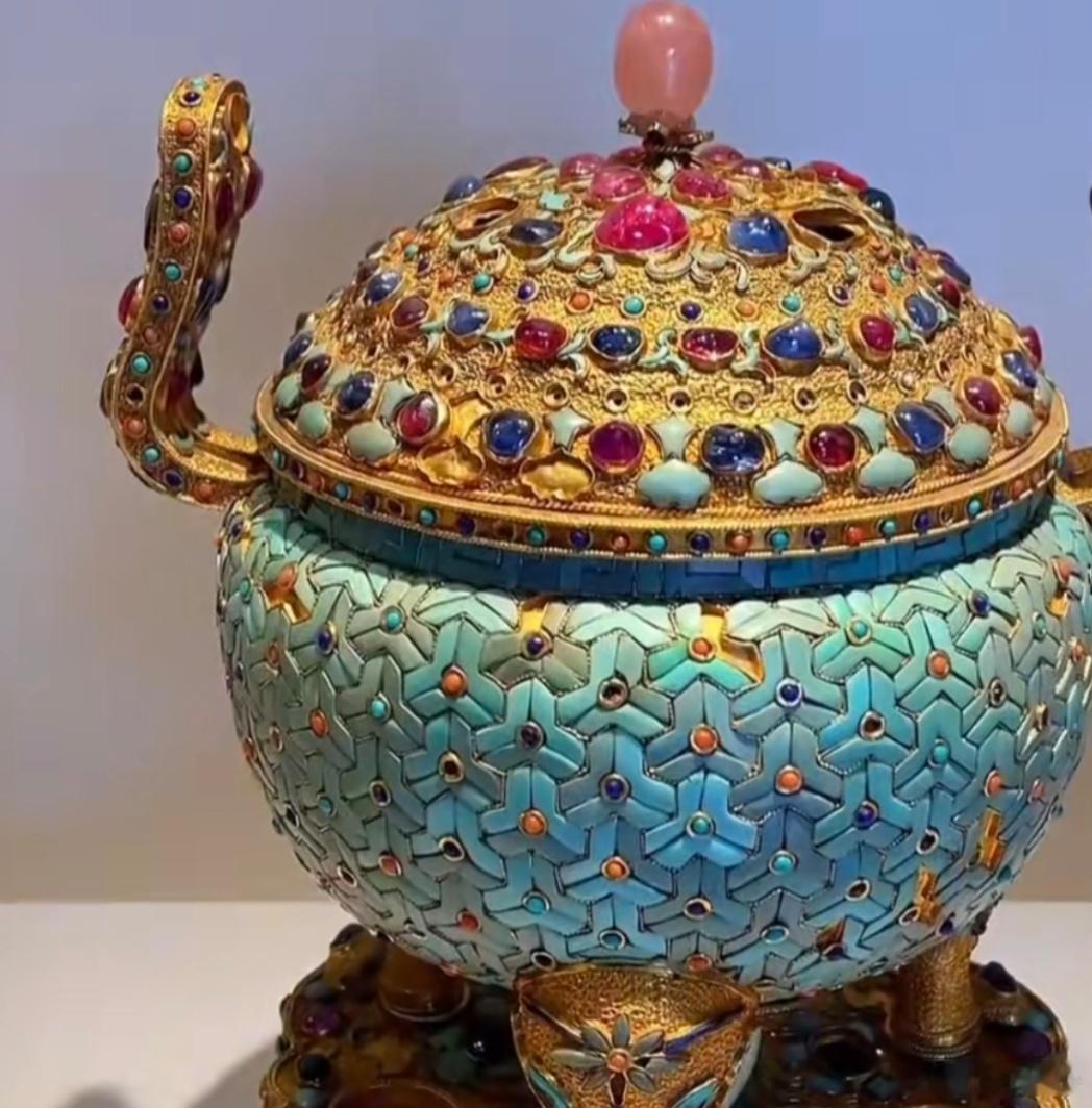 老祖宗的审美在故宫具象化了春日里，海棠映红墙；秋风中，银杏落金瓦。四季更迭，故宫