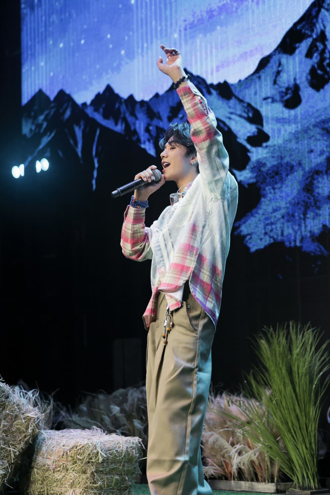 丁真怼脸打歌一万元舞台名场面锁定丁真怼脸打歌，握着话筒认真歌唱，情绪随歌词缓缓铺