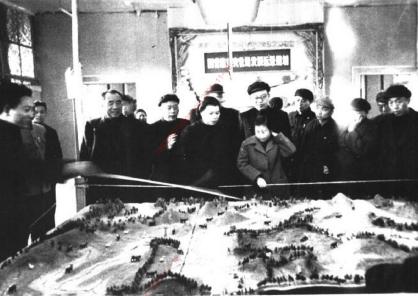 1957年春，朱德在成都参观四川农业展览会。