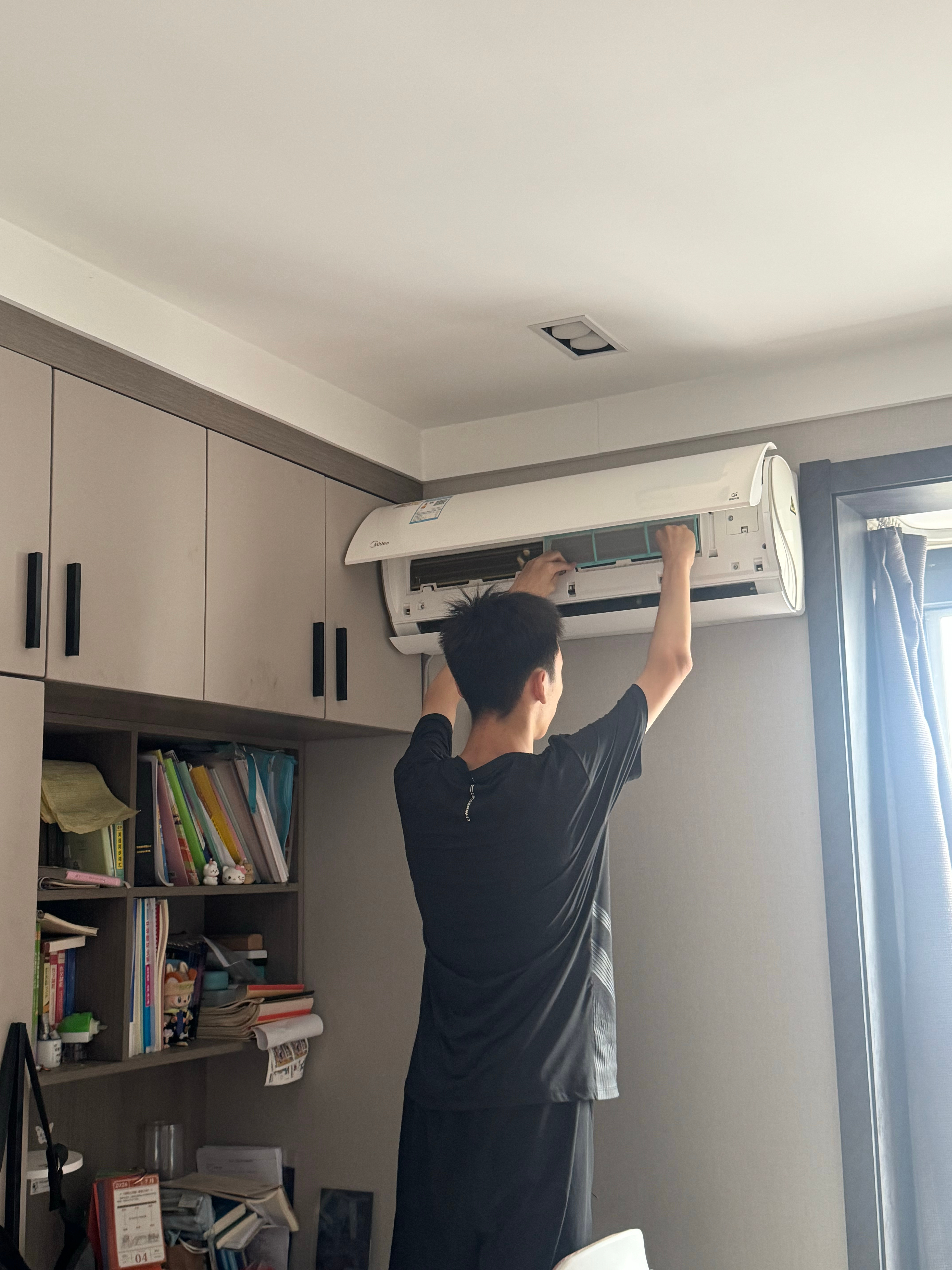 昨天太热了 开空调俩小时 我老公还说热问我是不是开错功能了怎么可能今天早上我就让