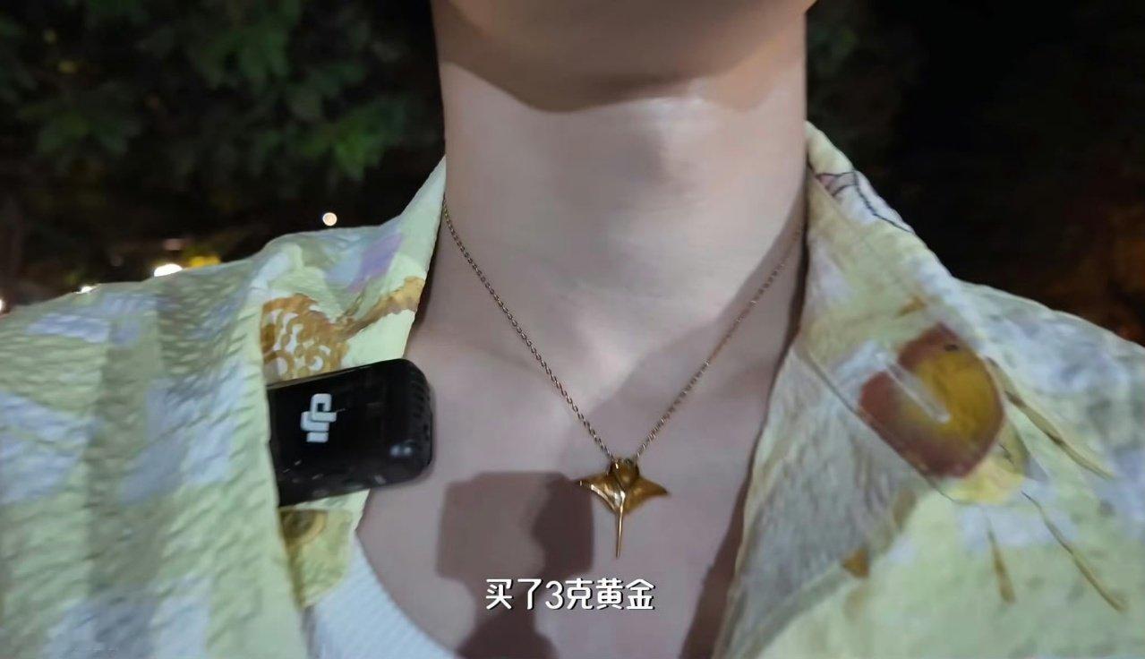 宋亚轩被魔鬼鱼缠上了宋亚轩在马代买了3克黄金 宋亚轩被魔鬼鱼缠上了哈哈哈哈哈 