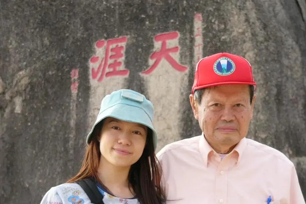 杨振宁的三个子女现状一览∶

​一、杨光诺，大儿子，今年74岁，美籍华人，美国密