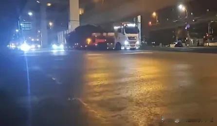 美军坦克是怎么运输到台湾的？
台军第二批，42辆美制M1A2T坦克深夜到达台湾，