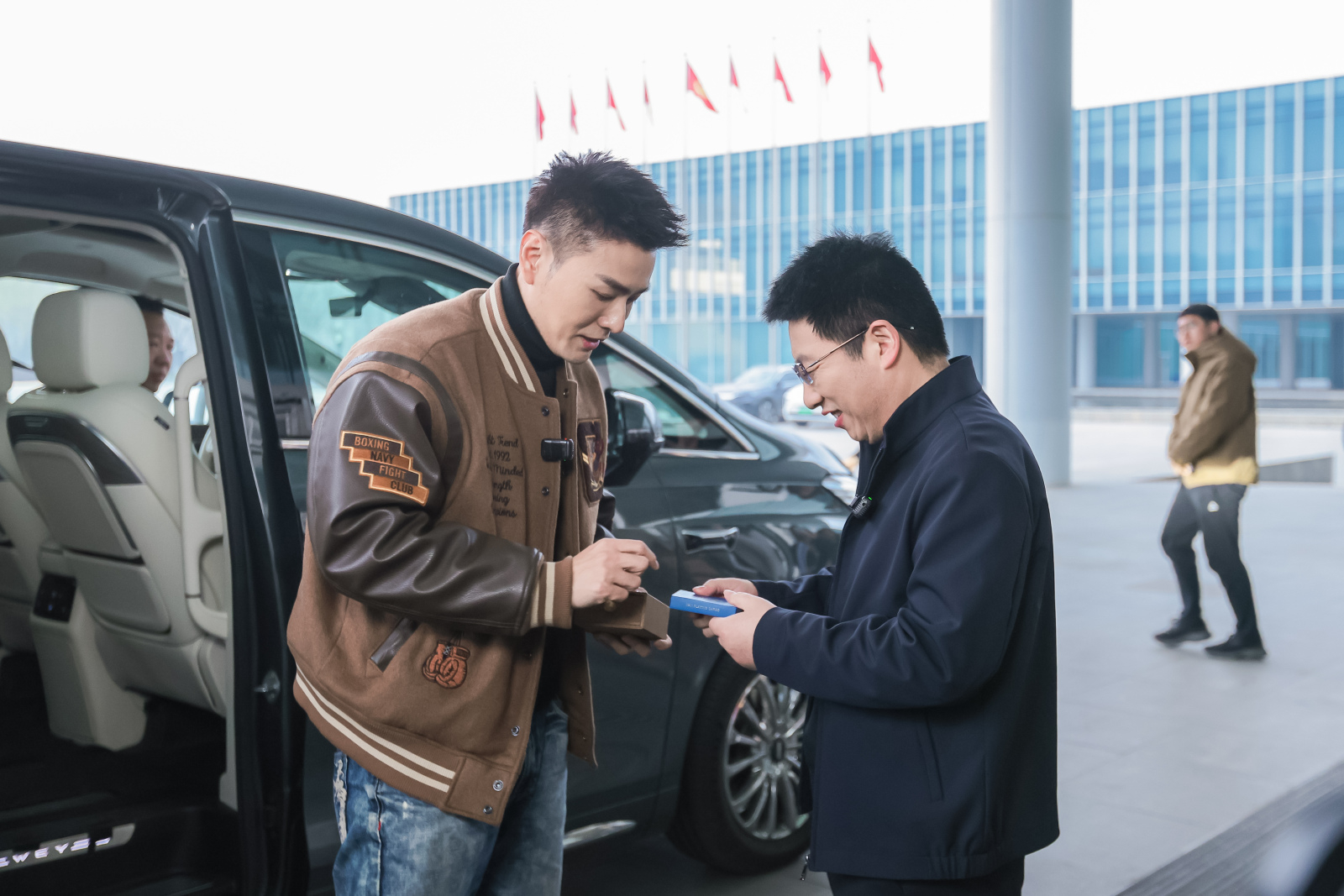 从2026年春晚直接闪进魔术师邓男子的车库，魏牌高山这波玩得挺溜。邓男子一来，明