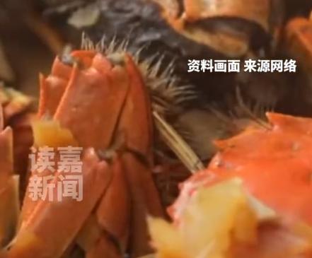 捏了把汗！9月9日报道，宁波56岁林先生自认牙齿结实，咬骨头、嗑坚果、开瓶盖全靠