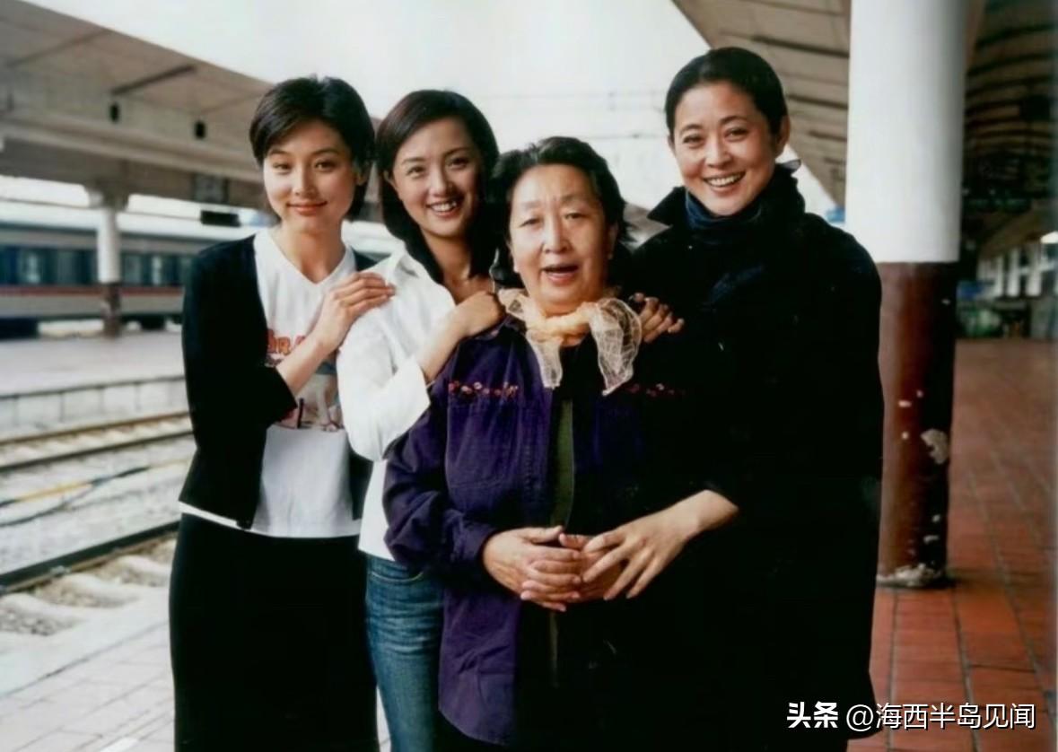 这是彭玉与倪萍、朱媛媛、张延，在火车站的一张合影。在《浪漫的事》里，彭玉饰演母亲