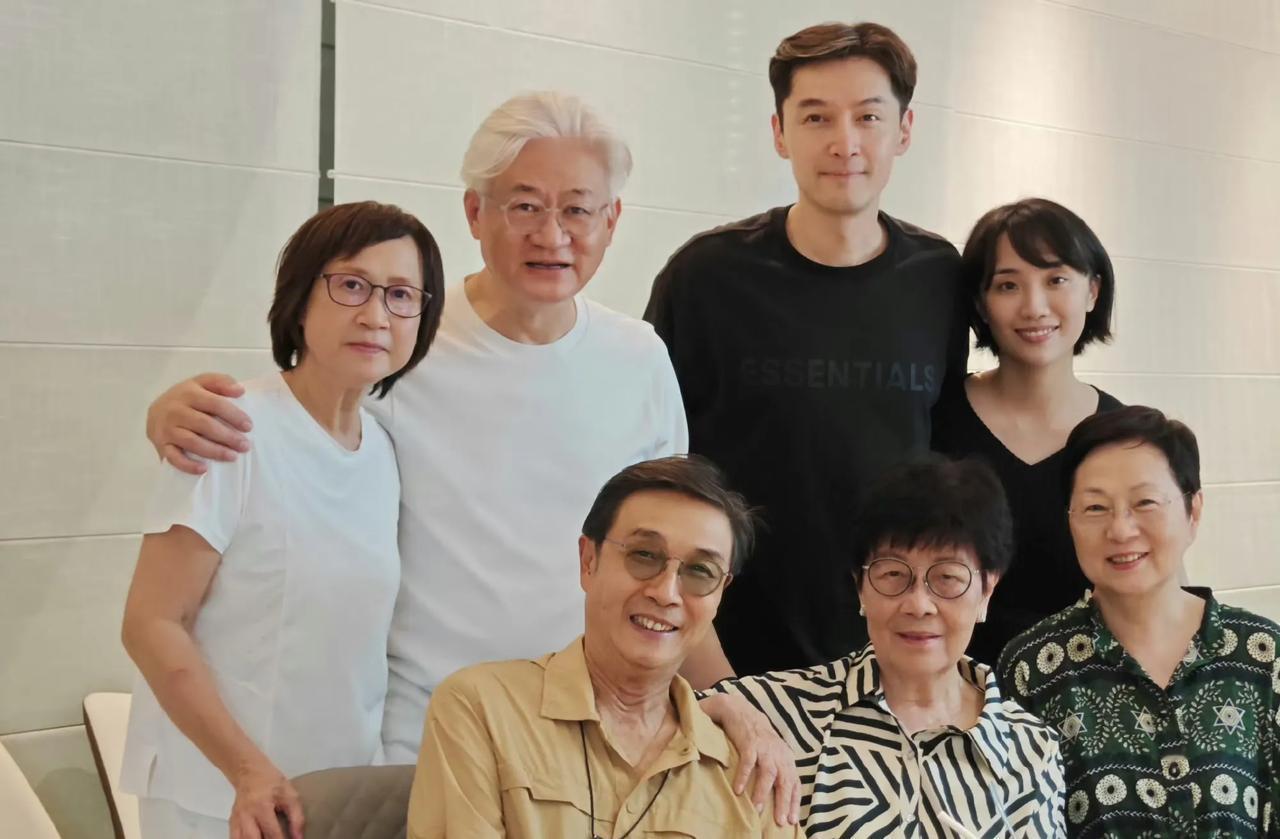胡歌与老婆的正面同框照首次曝光，引发热议！
胡歌结婚多年首次晒出与老婆同框照，妻