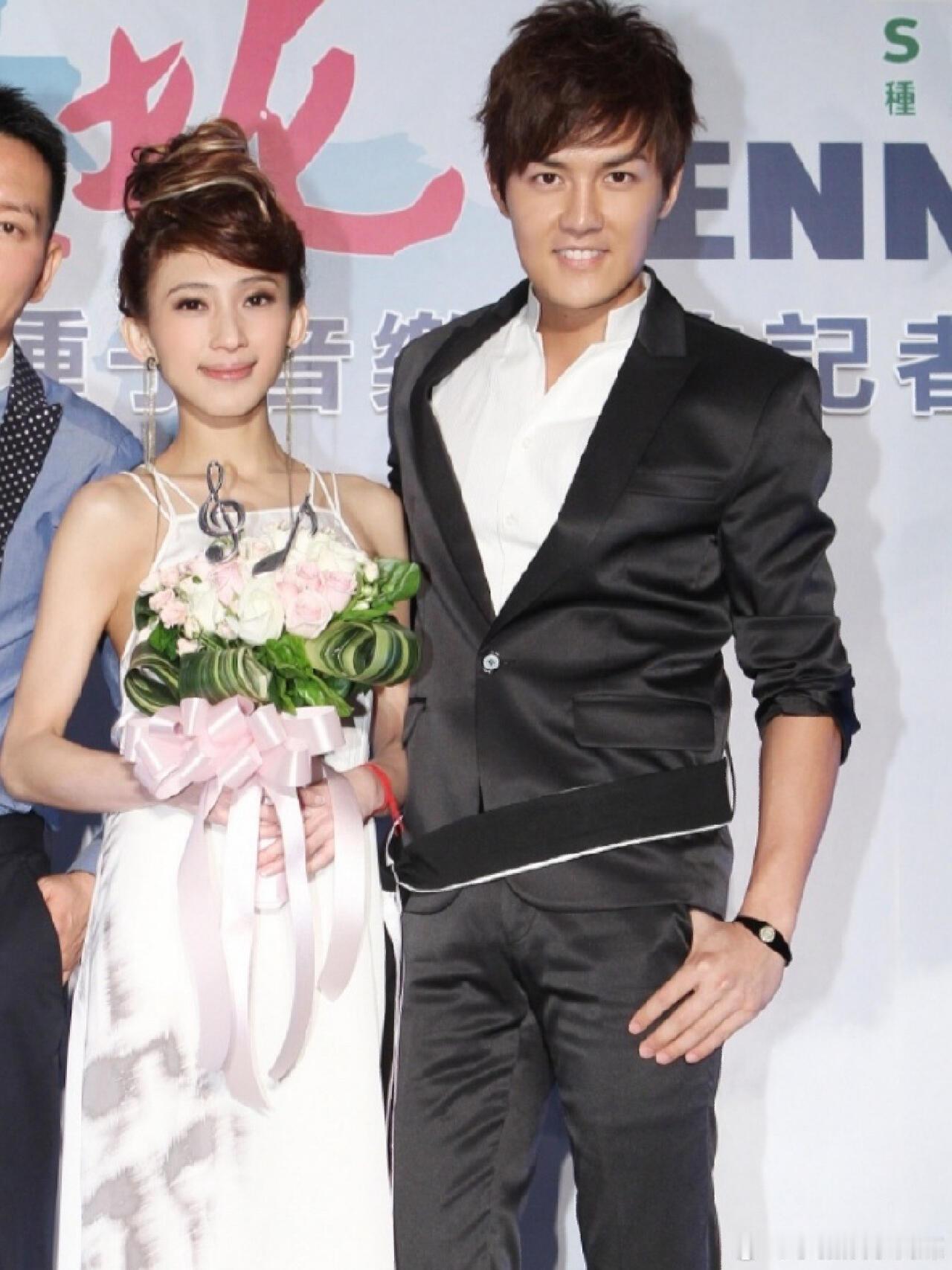 吴克群被戴佩妮锁喉戴佩妮演唱会嘉宾吴克群 克群哥实惨！刚在广西做公益圈粉，转头去