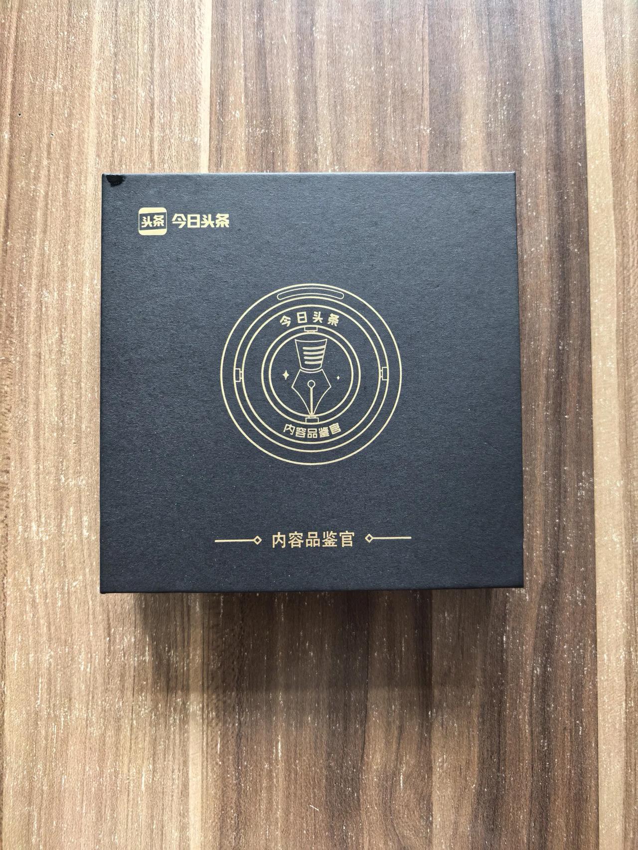 头条送的这款内容品鉴官的纪念徽章还挺好看，很喜欢。