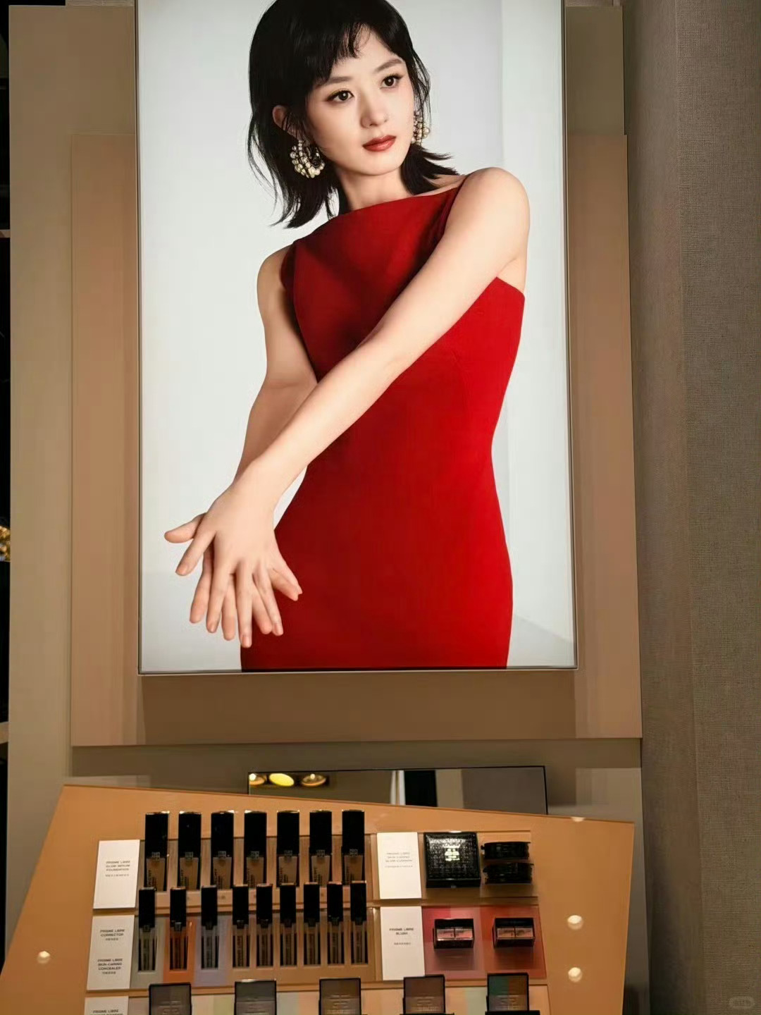 赵丽颖狗啃刘海礼貌吗？是想说这么神奇的发型女神都美惨了吗又酷又飒，五官就硬美，仿