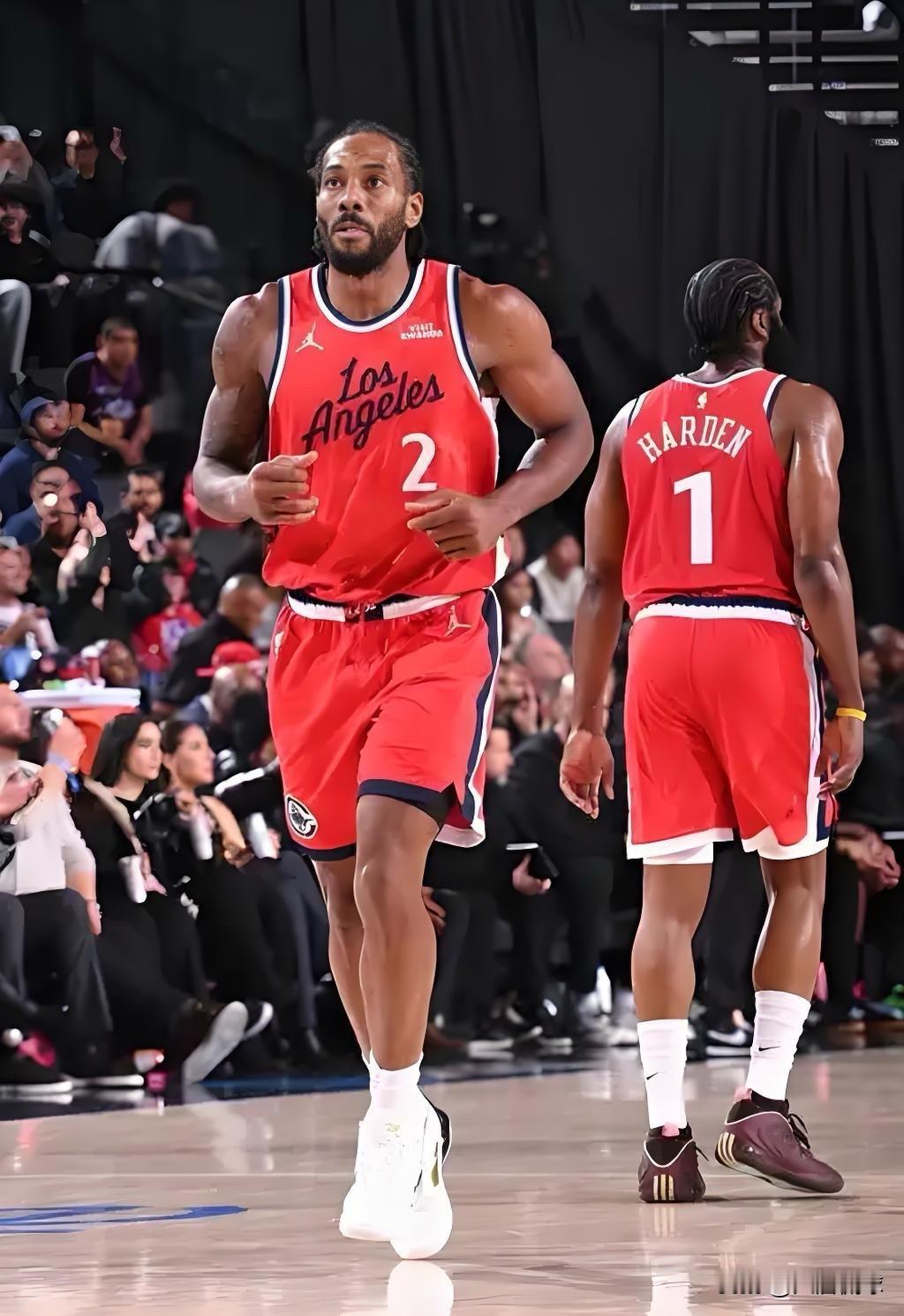 伦纳德每次都会在球队前景广阔，北伐光明的时候，穿上他的西装。


22-23年季