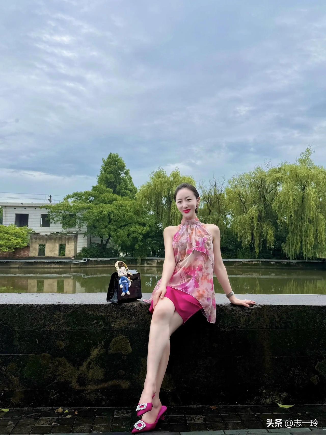 优雅漫步在湖畔，粉色裙摆随风飘扬🌸✨