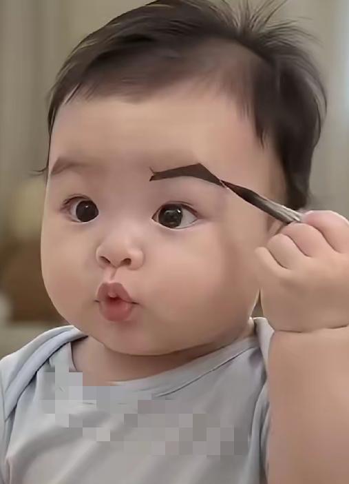 当五个月大的婴儿，面孔被无数AI工具反复加工，衍生出各式各样魔性短片，一个现实问