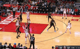 申京送出约基奇级别妙传助汤普森上篮
北京时间10月21日，火箭与热火的比赛进行至