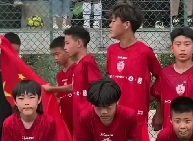 中国足球的希望和未来，全在像这样的孩子们身上了！