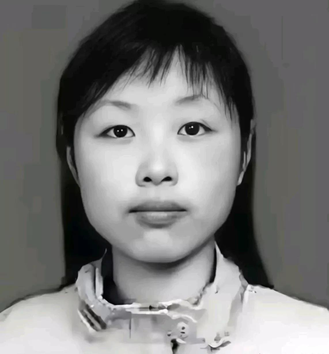 2008 年，汶川地震，四川一 21 岁女教师被埋进废墟，身体断成三截，救援人员
