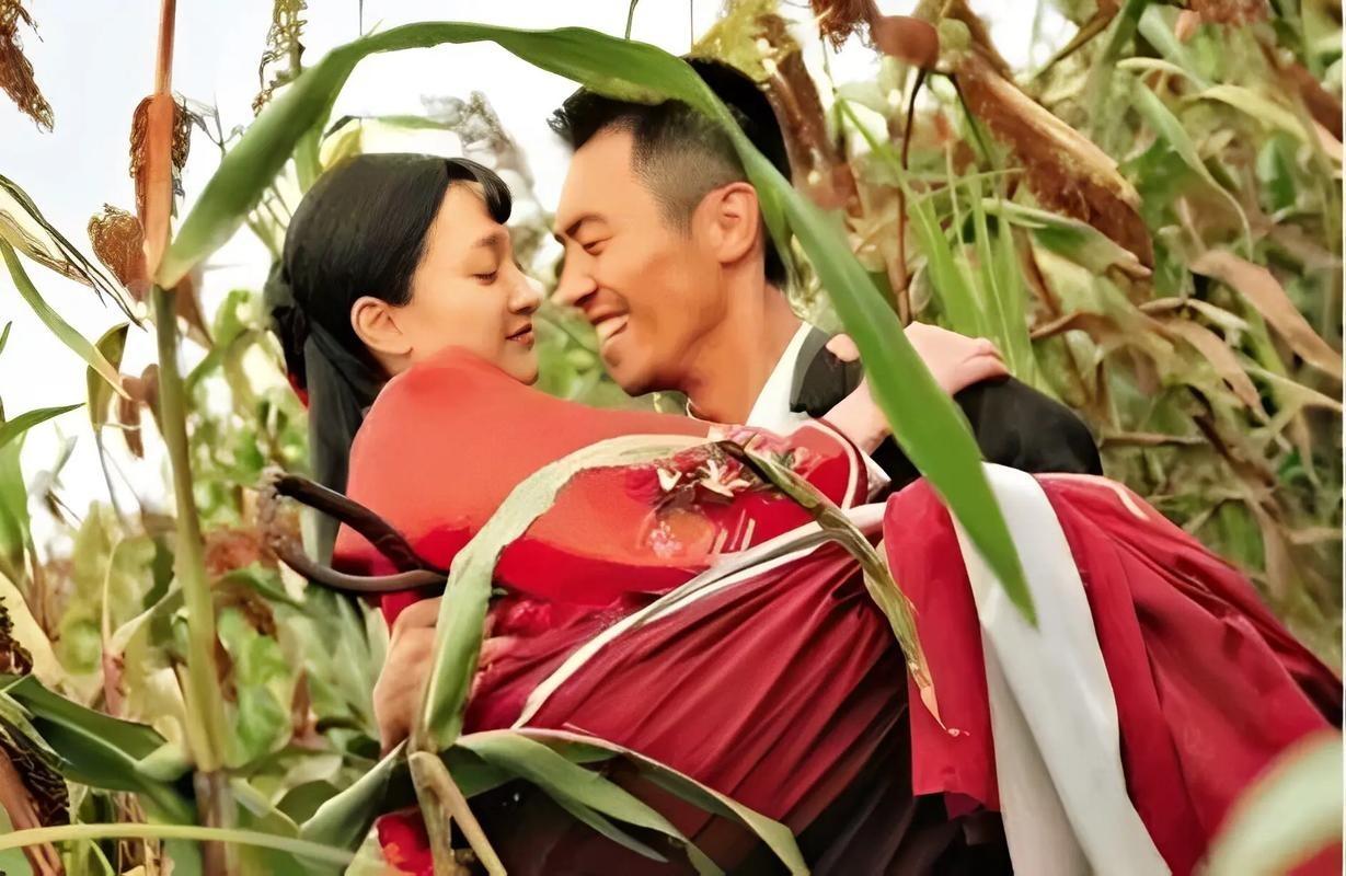2013年拍《红高粱》时，有场戏朱亚文把周迅压倒在高粱地里，压着压着，周迅突然大