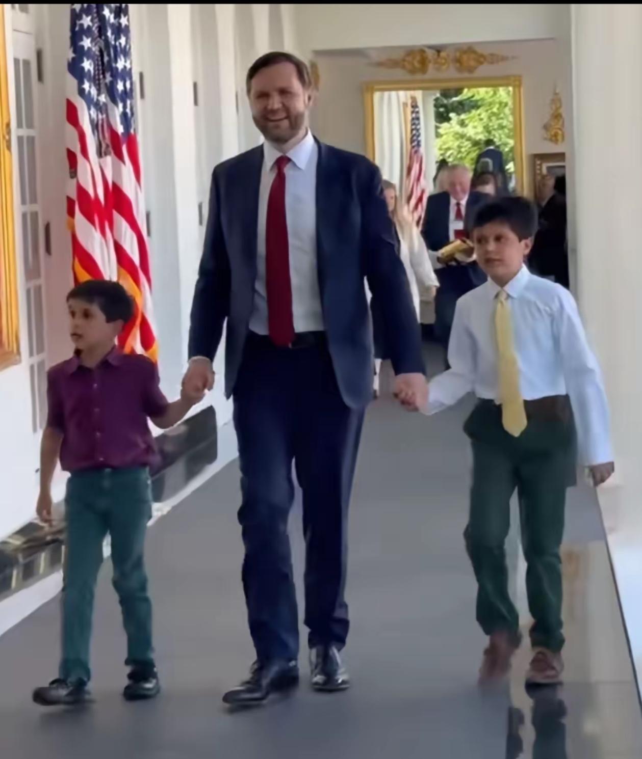 美国副万斯带着两个年幼的儿子来到白宫。面对拍摄者的打招呼，万斯面带微笑，一点都不