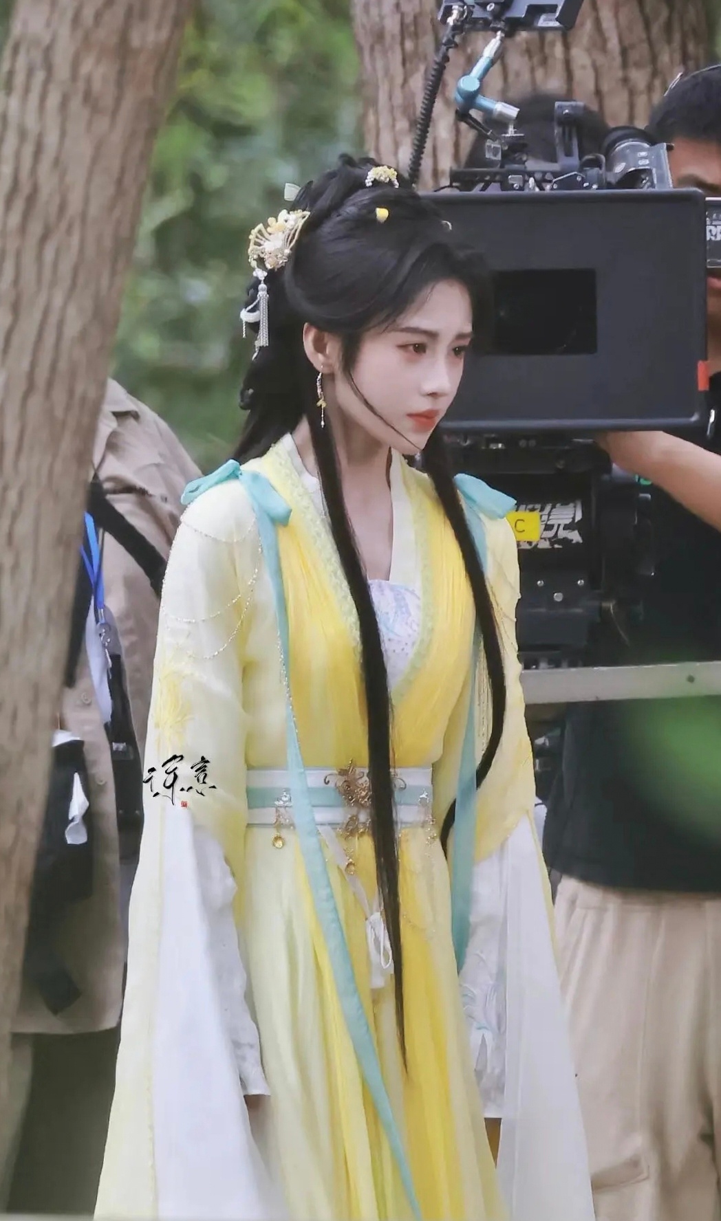 鞠婧祎《千香引》路透，她那个刘海是撩不上去了吗[怒]，有没有一种可能，她脸就那样