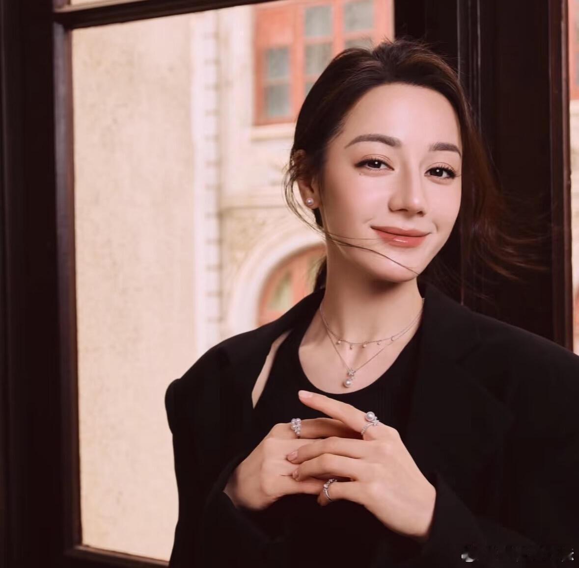 御木本真的很会打扮，也很会拍迪丽热巴。每一次御木本的活动或者是拍摄，迪丽热巴都能