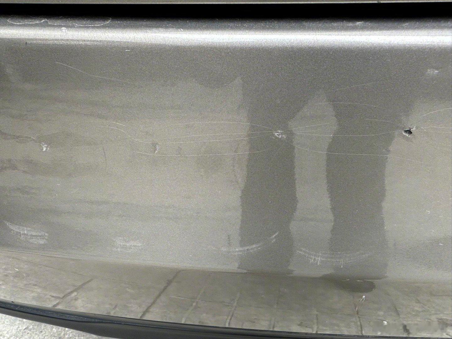 昨晚，在家附近路口，停着等绿灯放行。我后面也停了辆车。过了几秒钟，离绿灯亮起应该