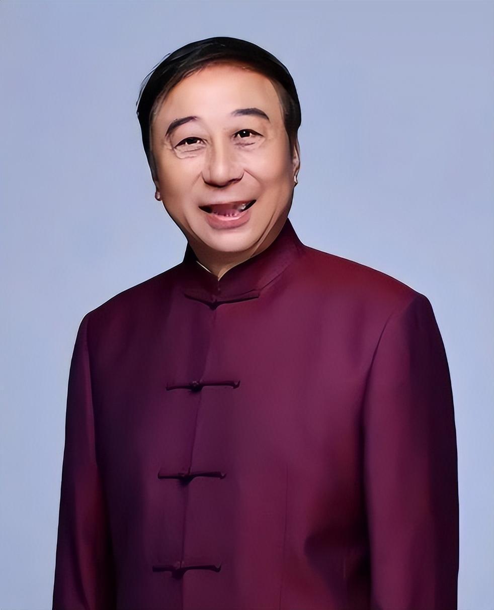 [微风]一天，冯巩和两个徒弟去吃饭，一共225元，可结帐时却没人出声，冯巩只好对
