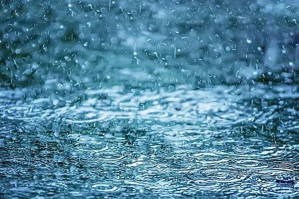 《防汛常识》
暴雨预警频繁发，
但也不要太害怕。
雨天别到河道去，
山区泥石易垮