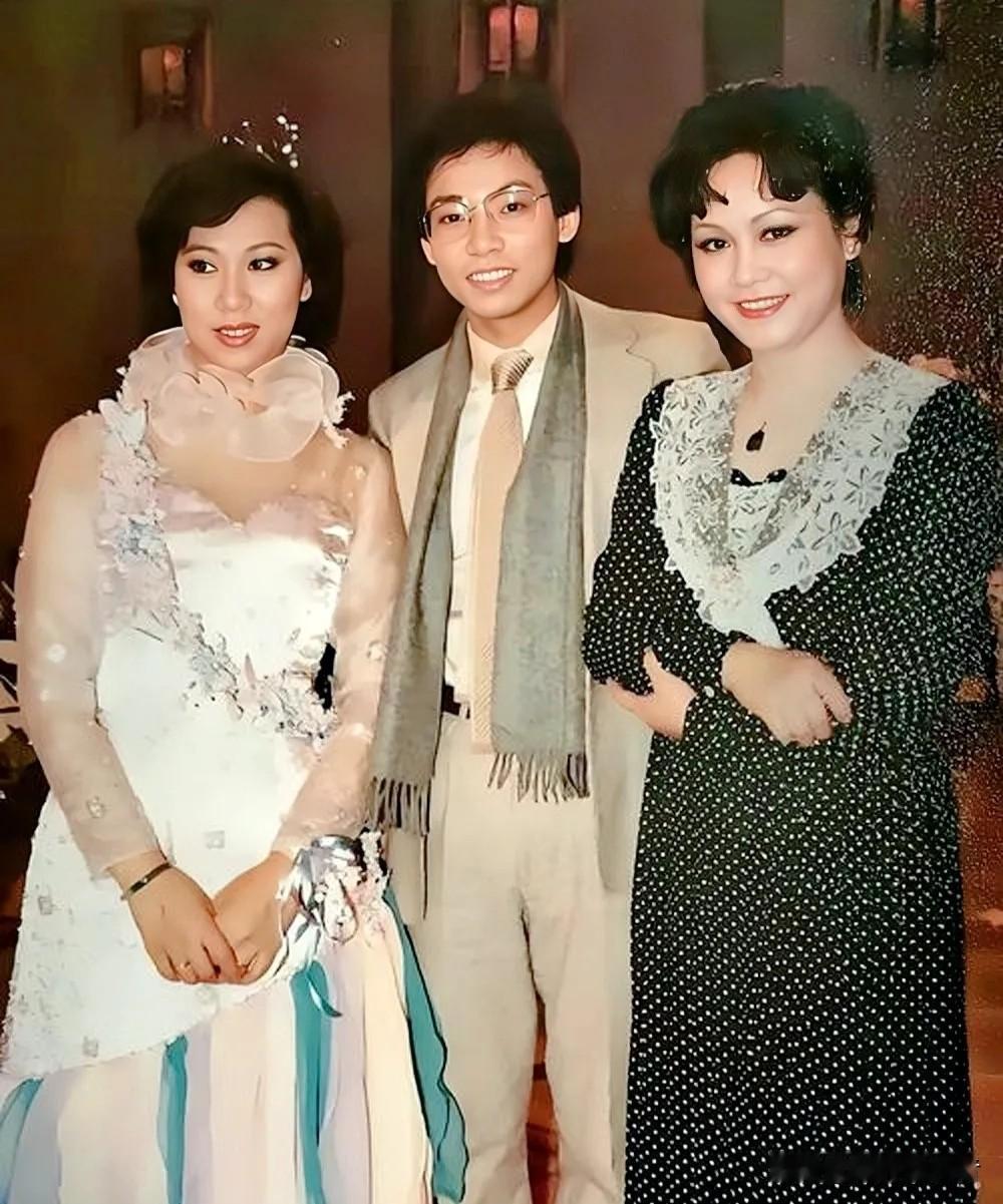 这是1984年拍摄于央视春晚后台的一张留影。
照片里，左边是来自香港的民乐歌手奚