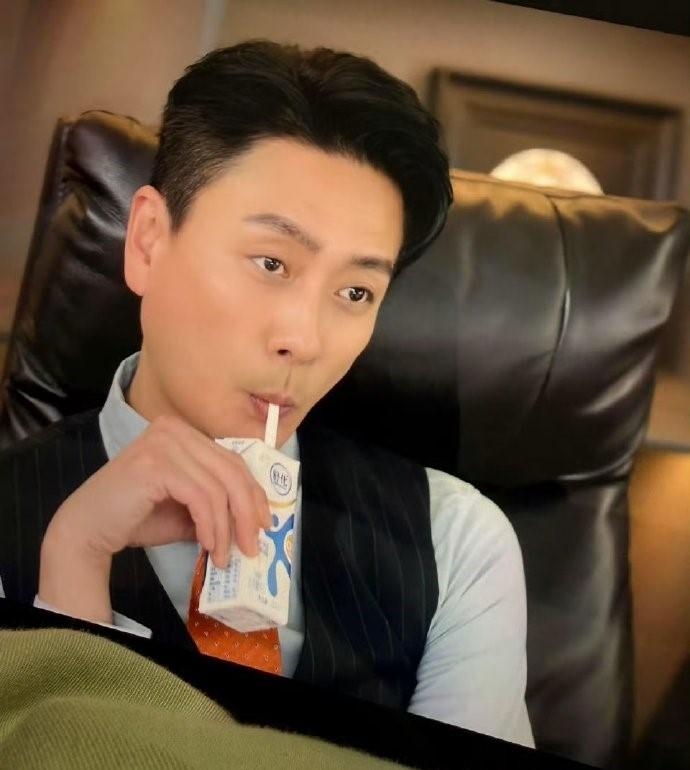 《新闻女王2》植入广告真的很“离谱”！
黄宗泽从香奈儿包里偷感十足地翻出舒化奶就