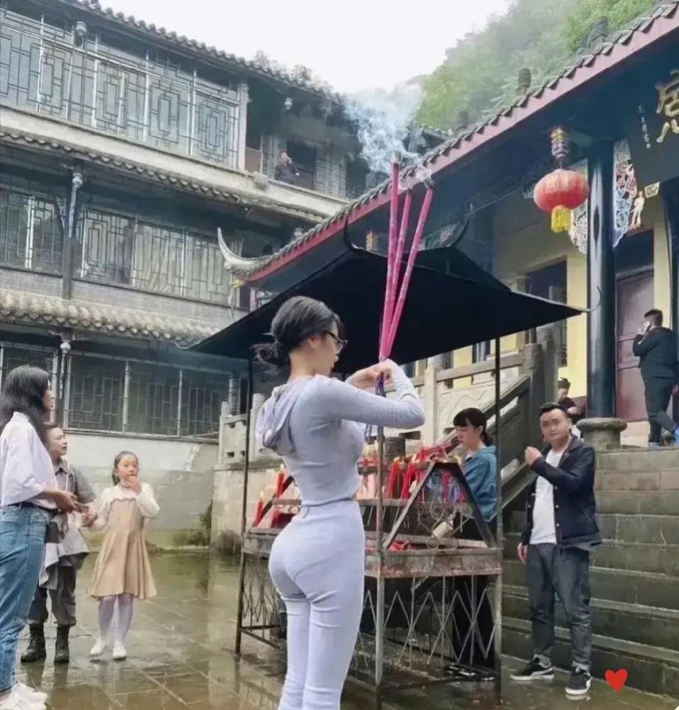看这身材，该有的应该都有了，但这位美女的样子，仍然十分虔诚。

低头祷告，手握那