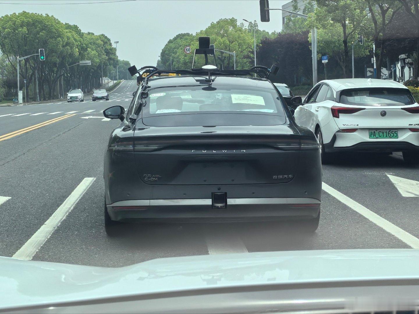 出门又看到一台自动驾驶测试车，现在各家的测试车家门口各种转悠，甚至让我产生了一种