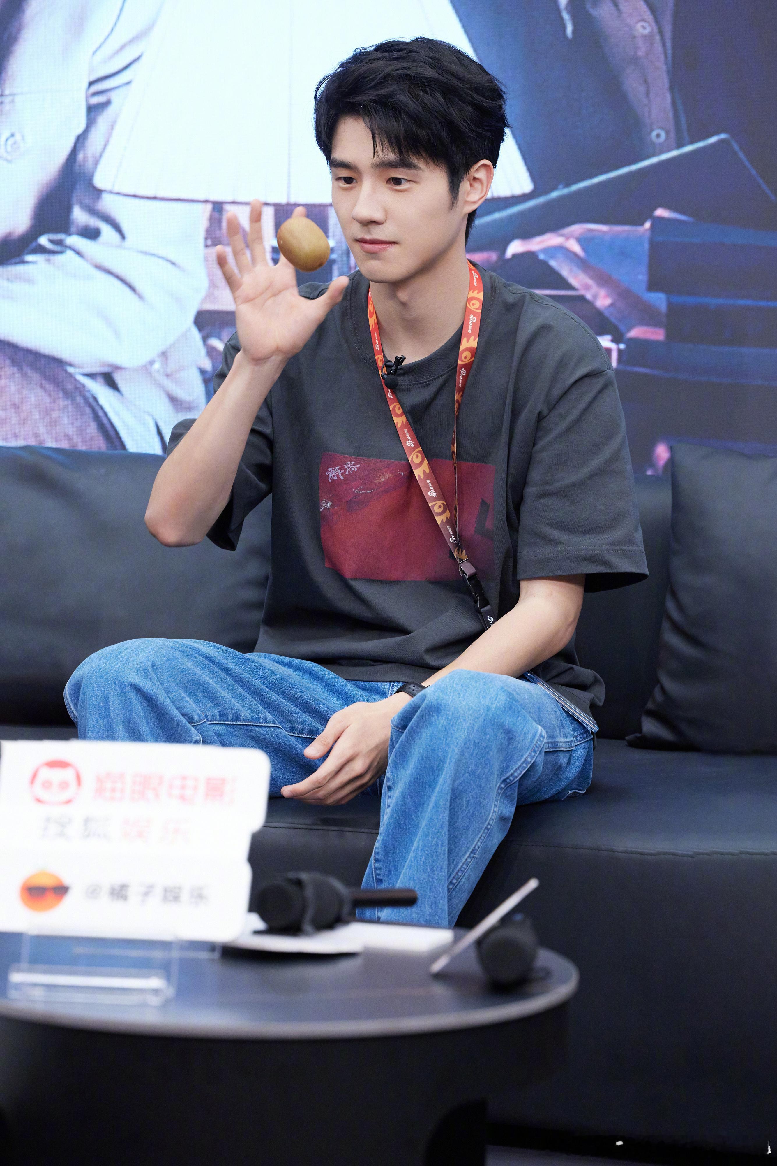 #刘昊然戴眼镜人夫感##刘昊然眼镜slay# 天，刘昊然戴眼镜的时候太有魅力了！