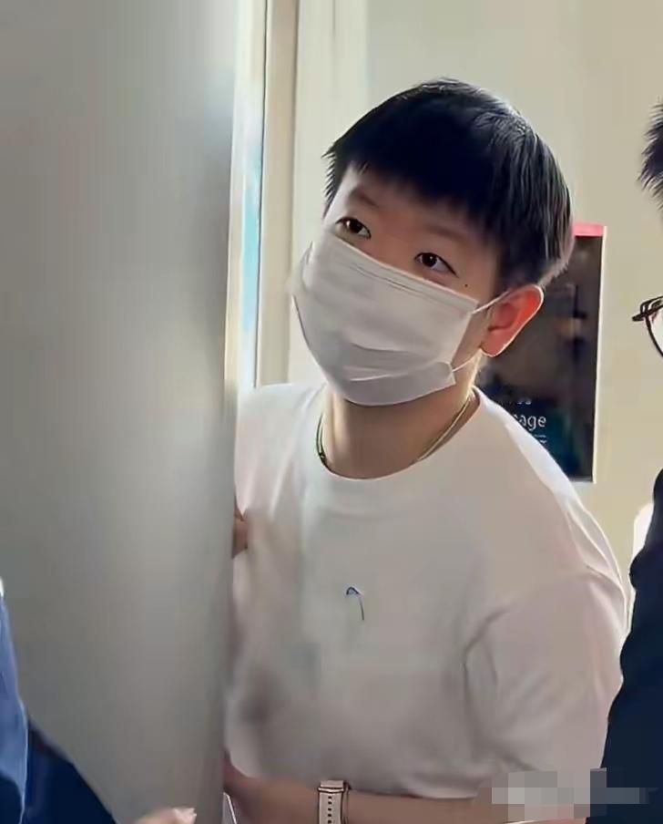 莎莎又是全新的发型
莎莎的新发型来了，一如既往的干练利落又不失可爱，莎莎的新发型